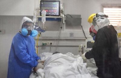 Uno de los siete pacientes de la UTI del Hospital Integrado Respiratorio de Encarnación. El área cuenta con 9 camas.