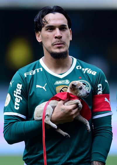 Gustavo Gómez posando con una mascota previo al encuentro contra Inter de Porto Alegre.