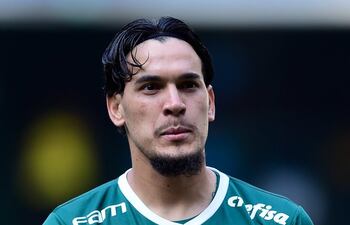 Gustavo Gómez posando con una mascota previo al encuentro contra Inter de Porto Alegre.