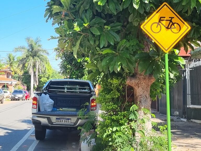 Bicisenda que conecta el centro de Asunción con Villa Morra. Esta camioneta bloquea el paso por completo.