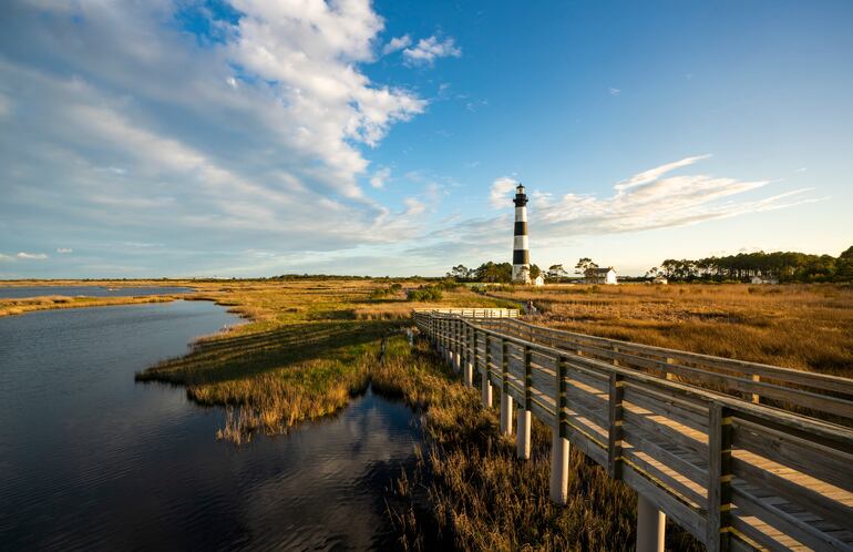 El Bodie Island Lighthouse, uno de los pintorescos faros de Outer Banks. Foto: VisitNC.com/dpa-tmn -