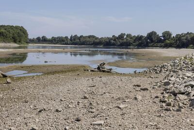 El río Po seco, cerca de la ciudad de Cremona, en el norte de Italia. La situación de sequía está empeorando, y en algunos territorios no ha llovido durante 110 días.