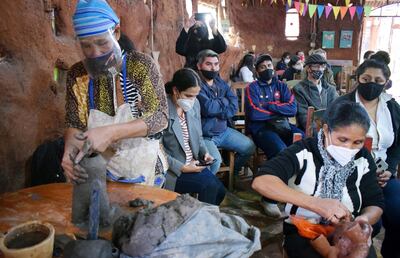 Ceramistas de varias localidades comparten sus técnicas y conocimientos en este encuentro.