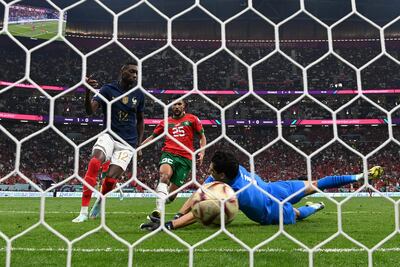 El francés Randal Kolo Muani empuja el balón hacia la redes para el segundo gol pese a la estirada del arquero Yassine Bono.