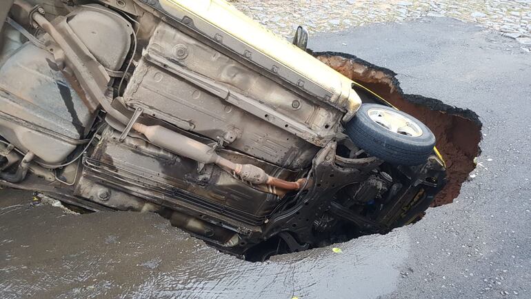 El taxi dentro del socavón. Sucedió en San Vicente.