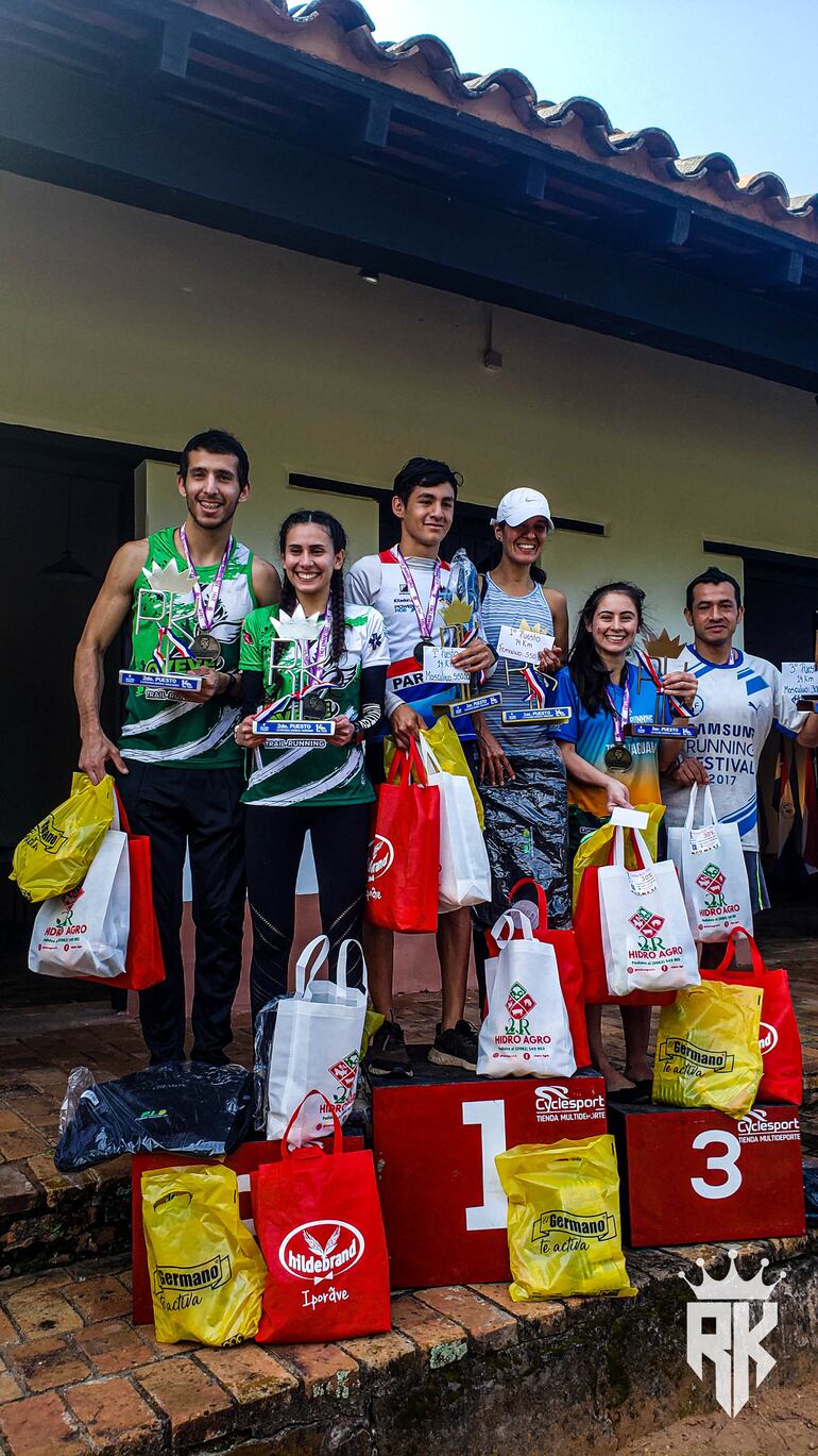 Los ganadores de la prueba 14K exhibiendo sus trofeos.