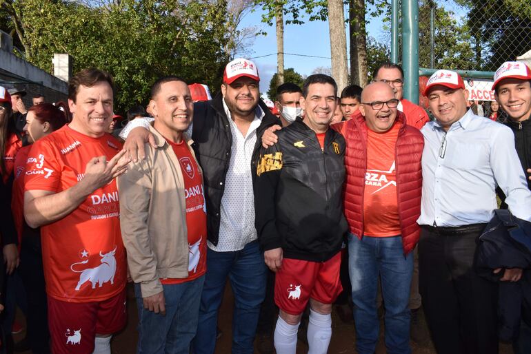 El vicepresidente de la república, Hugo Velázquez, en compañía del intendente de Ñemby, Tomás Olmedo, de los candidatos de su movimiento, Dani García y Luis Fernando González.