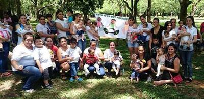 Foto grupal de padres que integran Piecitos Guerreros realizaron su primer encuentro fraternal de familias con bebés con pie bot. Fue en el Jardín Botánico, en diciembre del 2018. Acompañaron la jornada médicos traumatólogos que dieron una charla y apoyaron la iniciativa.