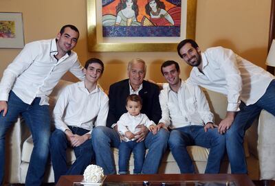 Francisco “Pancho” Benavente rodeado de sus hijos y su nieto.