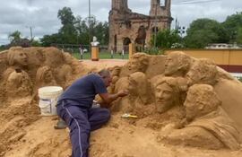 El escultor Oscar Garcete, realizando su maravillosa obra de arte frente a las Ruinas de Humaitá.