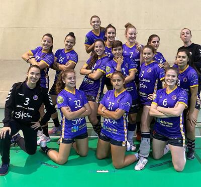 Las chicas de La Calzada, con las paraguayas Marizza y Sabrina.