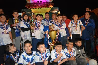 Parte del plantel campeón C 11 de fútbol de salón.