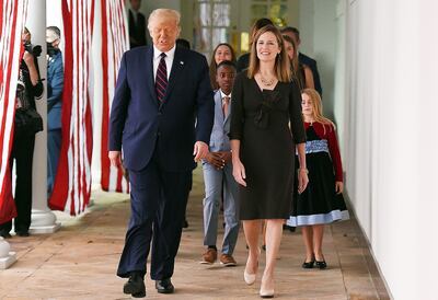 Donald Trump (i) junto a Amy Barret (d); detrás de ellos se observa a algunos de sus 7 hijos (dos adoptados en Haití).