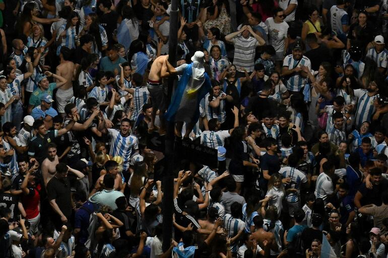 Vista aérea de la celebración de los hinchas de Argentina de la victoria sobre Croacia.
