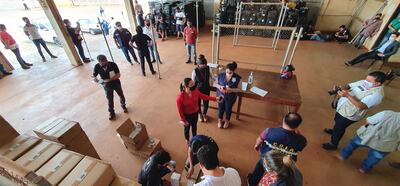 Momento de la verificación de la carga del camión detenido en Ciudad del Este. El procedimiento continuará hoy.