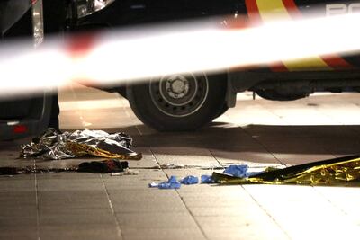 Un sacristán ha fallecido y otras cuatro personas, entre ellas un sacerdote, han resultado heridas este miércoles en un ataque perpetrado con un arma blanca de grandes dimensiones por un hombre de origen magrebí a varias iglesias de Algeciras, en Cádiz. En la foto, restos de sangre del sacristán Diego Valencia, que ha fallecido en el exterior de la Iglesia de Nuestra Señora de La Palma, en la céntrica Plaza Alta de Algeciras.