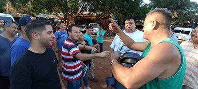 Los concejales Ernesto Guerín (remera negra) y Sebastián Martínez (remera a rayas) en reunión con los comerciantes.