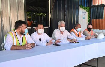El ministro Arnoldo Wiens participó esta mañana de una conferencia de prensa que se realizó en la obra del túnel de tres bocas.