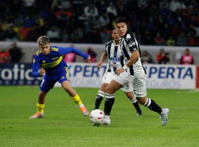 El paraguayo Iván Ramírez (d), defensor de Central Córdoba, disputa el balón con el argentino Ezequiel Zeballos, delantero de Boca.