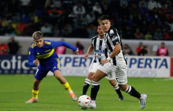 El paraguayo Iván Ramírez (d), defensor de Central Córdoba, disputa el balón con el argentino Ezequiel Zeballos, delantero de Boca.