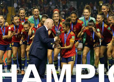 El presidente de la FIFA, Gianni Infantino, entrega el trofeo de campeón a la capitana de España, Ana Tejada.