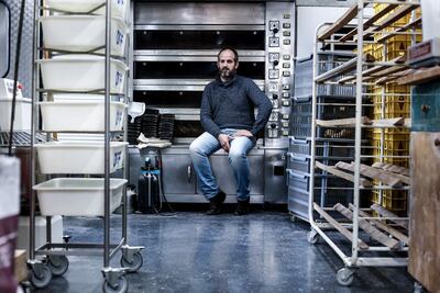 El panadero belga Bertrand Dumont posa junto a su horno en su panadería vacía en Vencimont. "¡Queremos sobrevivir!": En vísperas de una reunión de la UE sobre la crisis energética, los panaderos belgas están alarmados por el aumento del gas y facturas de electricidad y están pidiendo ayuda.