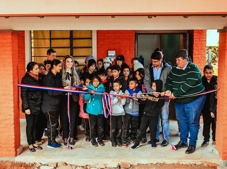 Acto de inauguración de un aula construida por la Municipalidad.