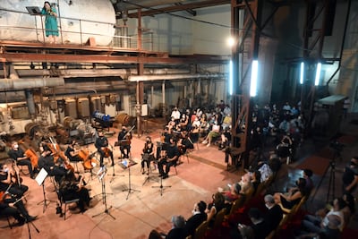 La Orquesta Sinfónica del Congreso Nacional llevó a la música de paseo entre los fierros.
