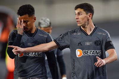 Allan Rodrigues (i) e Ignacio Fernández de Mineiro hoy, en un partido de los cuartos de final de la Copa Libertadores ente River Plate y Atlético Mineiro en el estadio Monumental en Buenos Aires (Argentina).