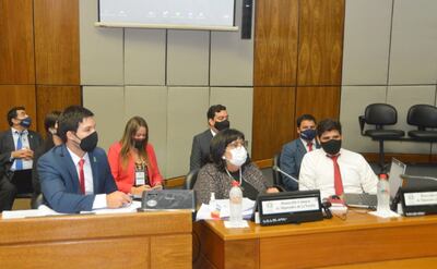 La ministra de la Niñez y la Adolescencia, Teresa Martínez, respondió preguntas de 15:30 a 22:30 e incluso fue elogiada por diputados colorados. Al final de la jornada fue aplaudida.