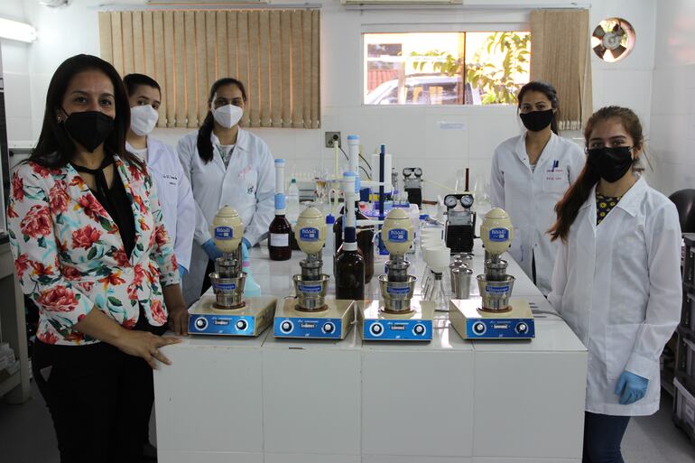 Integrantes de la Dirección de Laboratorios del Senave, que trabajan en el proyecto Inopar.