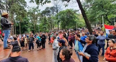 Los manifestantes están apostados en la Plaza de la Paz de Ciudad del Este.