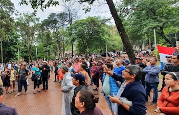 Los manifestantes están apostados en la Plaza de la Paz de Ciudad del Este.