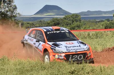 De la nieve de Finlandia al polvo de Ybycuí, Fabrizio Zaldívar con Hyundai i20 NG junto a Aguilera.