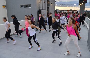 Baile en el sunset. Las participantes siguieron los pasos atentamente en la actividad denominada Fit&Soul de la mano de Vanefit.