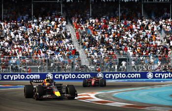 El Red Bull de Max Verstappen aparece por delante de la Ferrari de Charles Leclerc, en el debutante Gran Premio de Miami que fue ganada por el neerlandés, escoltado por el monegasco.