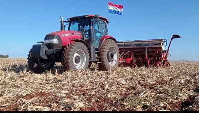 Un tractor agrícola en un campo de cultivo de soja en Alto Paraná.