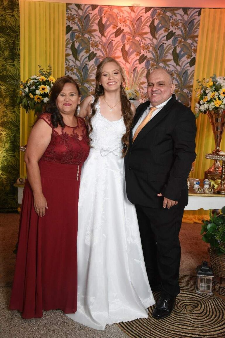 La quinceañera junto a sus padres  padres Mónica Monzón de Riego y  José Riego.