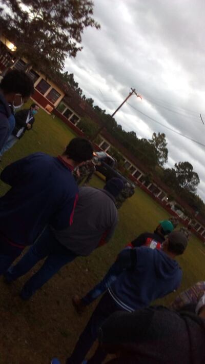 Personas que se encontraban en cuarentena en Encarnación se preparan para partir hacia sus lugares de origen, el pasado sábado.