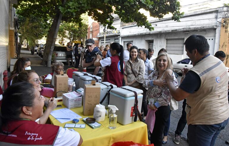 Fotografía de referencia: campaña de vacunación frente a ABC Color.