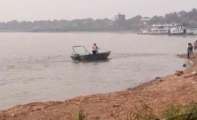 Marinos en busca del cuerpo desaparecido.