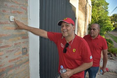 Víctor Bogado posando frente a una casa con su "timbrazo". Detrás suyo, Basilio Núñez. Ambos de Honor Colorado. (fuente Twitter).
