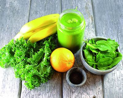Las fuentes de alimentos que contienen magnesio incluyen frutas, verduras de hojas verdes y frutos secos.