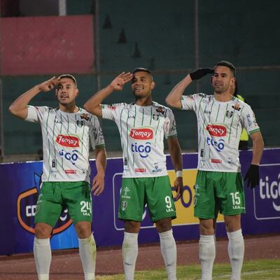 David Robles (i) festeja su gol para Real Tomayapo con el compatriota José Carlos Báez (d) y el argentino Eber Vera.