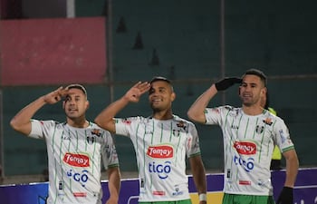 David Robles (i) festeja su gol para Real Tomayapo con el compatriota José Carlos Báez (d) y el argentino Eber Vera.