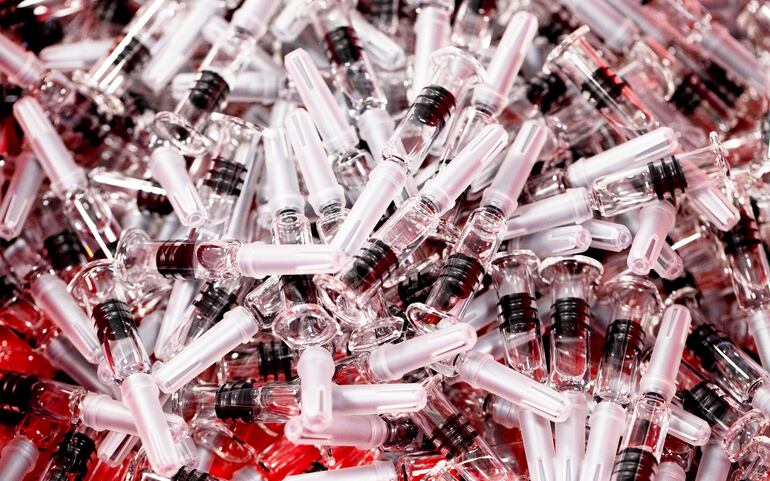 La búsqueda de una vacuna contra el covid-19 se lleva a pasos acelerados, buscando contener la enfermedad que ha motivado que prácticamente todo el planeta haya aplicado fuerte confinamiento de la población.