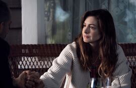 Fotograma cedido por Apple TV+ donde aparece Anne Hathaway como Rebekah Neumann, durante una escena de un episodio de la serie "WeCrashed". Anne Hathaway es la última estrella de Hollywood en sumarse a la ola de producciones sobre impostores, estafas y negocios fracasados con "WeCrashed", una serie de Apple TV+ que repasa los escándalos financieros que rodearon a la compañía de oficinas de cotrabajo WeWork.