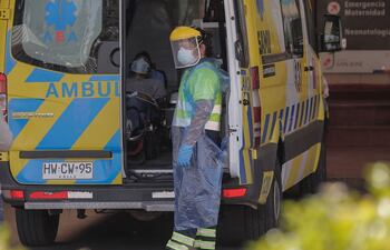 Una ambulancia y personal de salud aguardan en el hospital San José, en Santiago de Chile. (AFP)