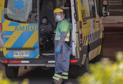 Una ambulancia y personal de salud aguardan en el hospital San José, en Santiago de Chile. (AFP)
