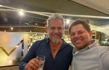 Darío Felipe Giménez (izquierda), brinda en el restaurante donde se trenzó a los golpes con Juan Ernesto Villamayor.